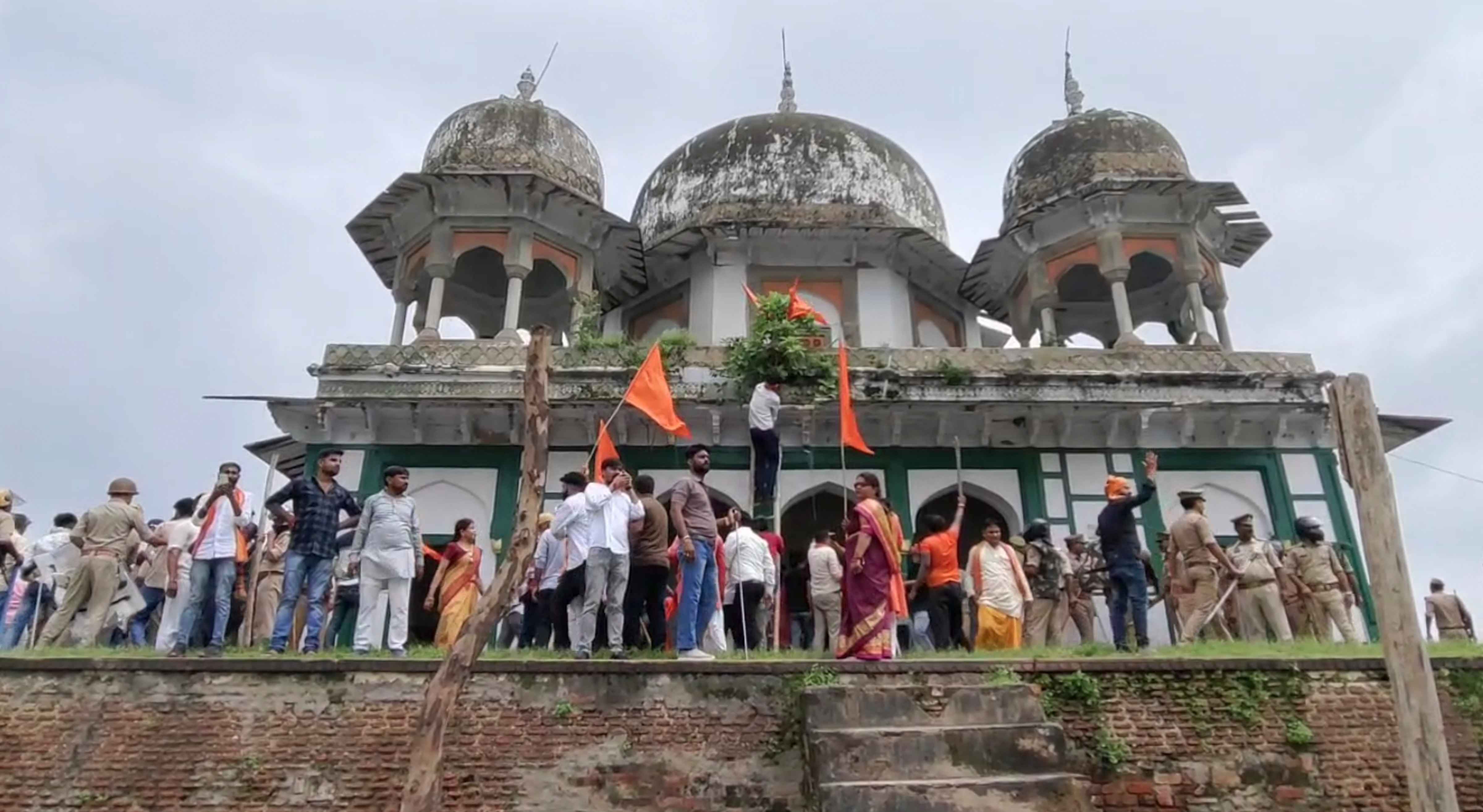 यूपी के फतेहपुर में मकबरे को लेकर जबरदस्त बवाल, 150 से ज्‍यादा के खिलाफ एफआईआर दर्ज