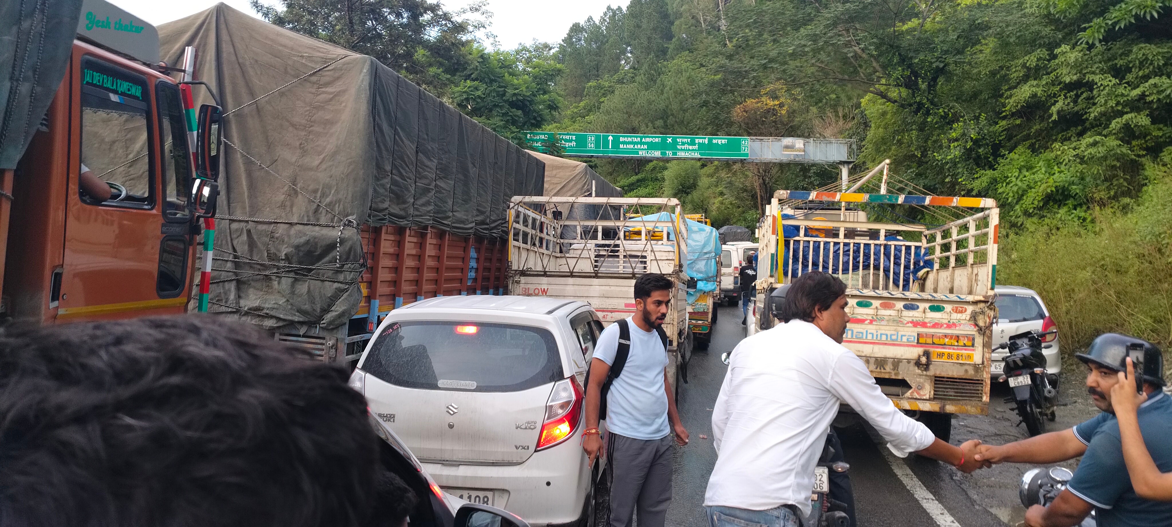 चंडीगढ़ मनाली हाईवे पर भूस्खलन के कारण लगा जाम चंडीगढ़ मनाली हाईवे पर भूस्खलन के कारण लगा जाम