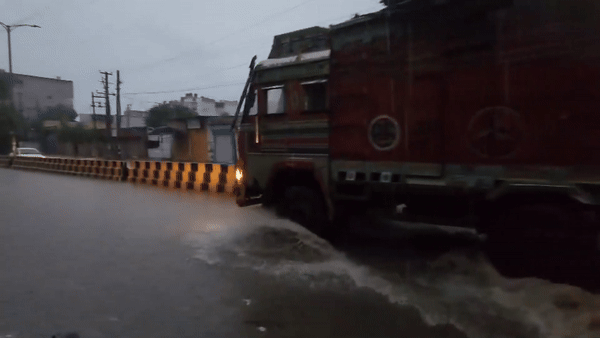 LIVE:  3 घंटे की बारिश से पानी-पानी गुरुग्राम, सड़कों में फंसे वाहन, दिल्ली-नोएडा भी बेहाल