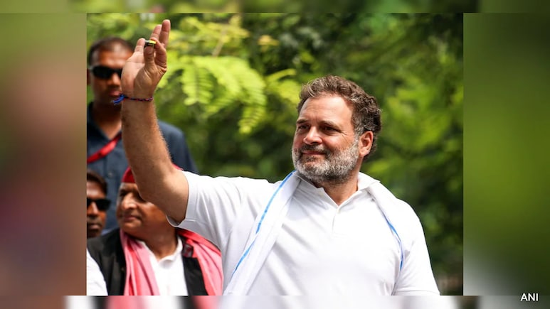 Rahul Gandhi Offers Toffees To Protestors Showing Him Black Flags At Bihar Rally Rahul Gandhi Offers Toffees To Protestors Showing Him Black Flags At Bihar Rally