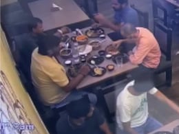 गोरखपुर: वेज थाली में हड्डी! सीसीटीवी वीडियो वायरल, वेज बिरयानी में हड्डी मिलने से मचा था हड़कंप  गोरखपुर: वेज थाली में हड्डी! सीसीटीवी वीडियो वायरल, वेज बिरयानी में हड्डी मिलने से मचा था हड़कंप