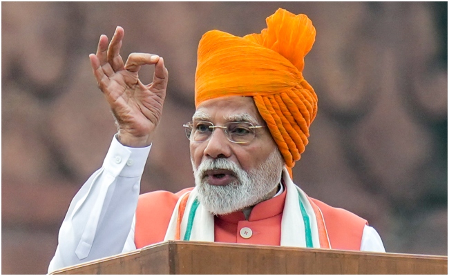 लाल किले से RSS के गौरव कालीन इतिहास का पीएम मोदी ने किया जिक्र, विपक्ष ने कुछ यूं दिया रिएक्शन