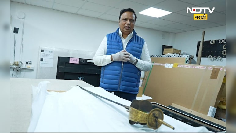 शूर मराठा सरदार रघुजी भोसले यांची ऐतिहासिक तलवार सरकारच्या ताब्यात, 'या' तारखेला येणार मुंबईत शूर मराठा सरदार रघुजी भोसले यांची ऐतिहासिक तलवार सरकारच्या ताब्यात, 'या' तारखेला येणार मुंबईत