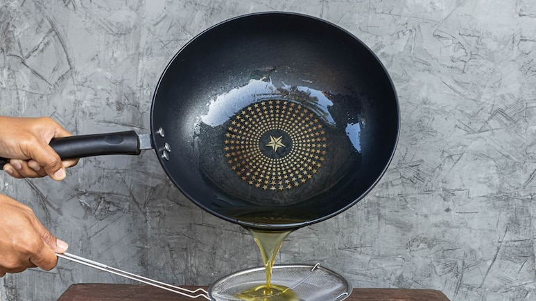 कौन सा तेल 200 डिग्री सेल्सियस पर जहर में बदल जाता है! कड़ाही का तेल यूं बन रहा सेहत का दुश्मन, जानिए