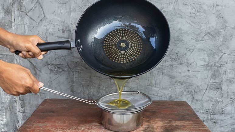 How To Use Oil: धूर येईपर्यंत तेल गरम करता? ही चूक तुमच्या हृदयासह या 3 अवयवांसाठी ठरेल घातक How To Use Oil: धूर येईपर्यंत तेल गरम करता? ही चूक तुमच्या हृदयासह या 3 अवयवांसाठी ठरेल घातक