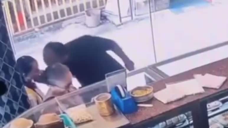 बंगाल मे मिठाई की दुकान पर छात्रा के साथ अभद्रता, आरोपी ने मुंह में उंगली डाली और चूमा
