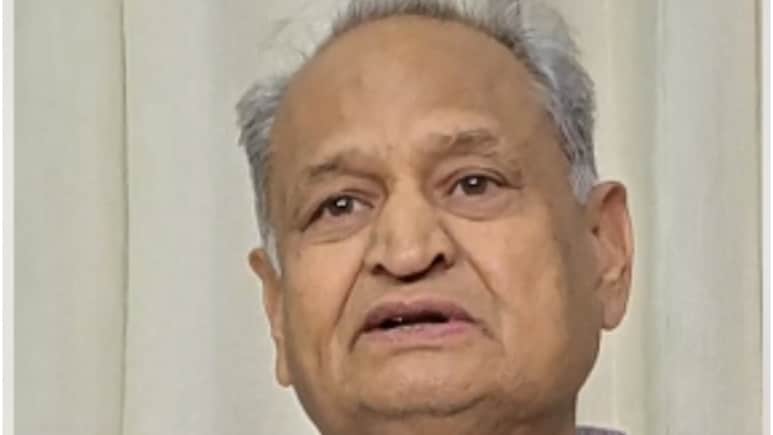 अशोक गहलोत ने चुनाव आयोग पर उठाए गंभीर सवाल, कहा- जिनकी दादी शहीद हो गई उन्हें राष्ट्रवाद का पाठ पढ़ाया जा रहा