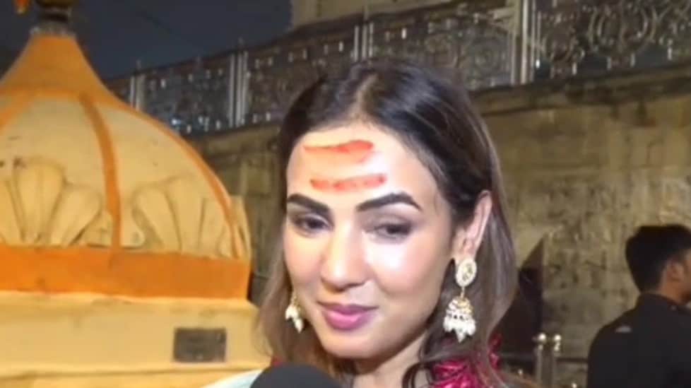 अपनी नई फिल्म की सफलता के लिए महाकाल के दरबार में पहुंची एक्ट्रेस सोनल चौहान अपनी नई फिल्म की सफलता के लिए महाकाल के दरबार में पहुंची एक्ट्रेस सोनल चौहान
