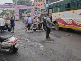 Kalyan News : 'कंबरडं मोडलं!' कल्याण-डोंबिवलीत खड्ड्यांचे साम्राज्य, आमदाराच्या घरासमोरही बिकट अवस्था Kalyan News : 'कंबरडं मोडलं!' कल्याण-डोंबिवलीत खड्ड्यांचे साम्राज्य, आमदाराच्या घरासमोरही बिकट अवस्था
