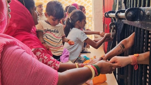 Rajasthan: जेल में बंद भाइयों को राखी बांधने पहुंची बहनें, भावुक हुईं; भाइयों से लिया अच्छाई अपनाने का वचन