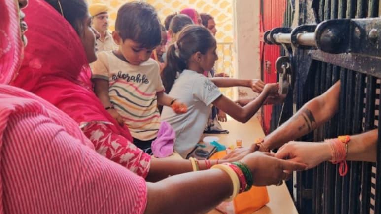 Rajasthan: जेल में बंद भाइयों को राखी बांधने पहुंची बहनें, भावुक हुईं; भाइयों से लिया अच्छाई अपनाने का वचन