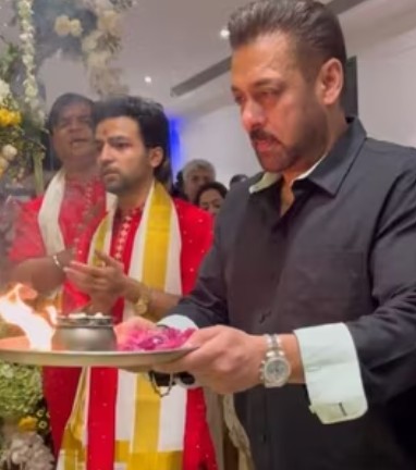 VIDEO: सलमान खान ने की बप्पा की आरती, एक छत के नीचे इकट्ठा हुआ पूरा खान खानदान