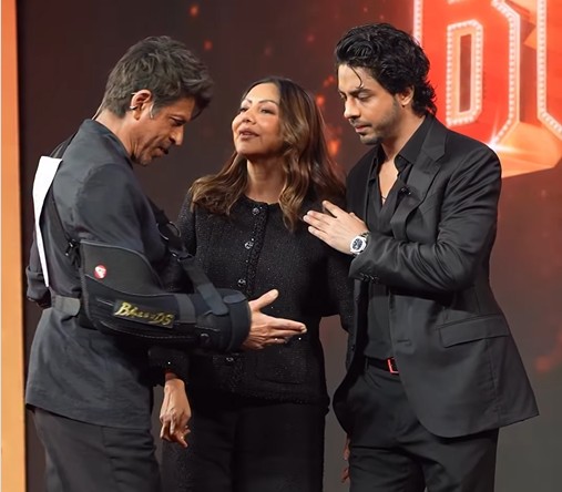 किंग की शूटिंग के दौरान घायल होने के बाद पहली बार दिखे शाहरुख खान, देखें कैसे बेल्ट के सहारे संभाला हुआ था हाथ