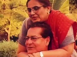 धर्मेंद्र से ज्यादा रोमांटिक निकले सलमान खान के पापा, पत्नी सलमा को अपने हाथों से खाना खिलाते आए नजर धर्मेंद्र से ज्यादा रोमांटिक निकले सलमान खान के पापा, पत्नी सलमा को अपने हाथों से खाना खिलाते आए नजर