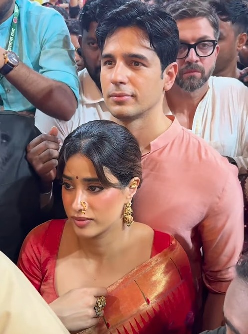 जान्हवी-सिद्धार्थ फिल्म रिलीज के पहले पहुंचे लालबागचा राजा के दरबार, गणपति के आगे टेका माथा- देखें वीडियो
