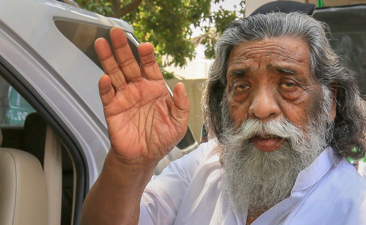 पिता की हत्या ने बदल दिया करियर, जानें कैसा रहा 'दिशोम गुरु' शिबू सोरेन का राजनीतिक सफर