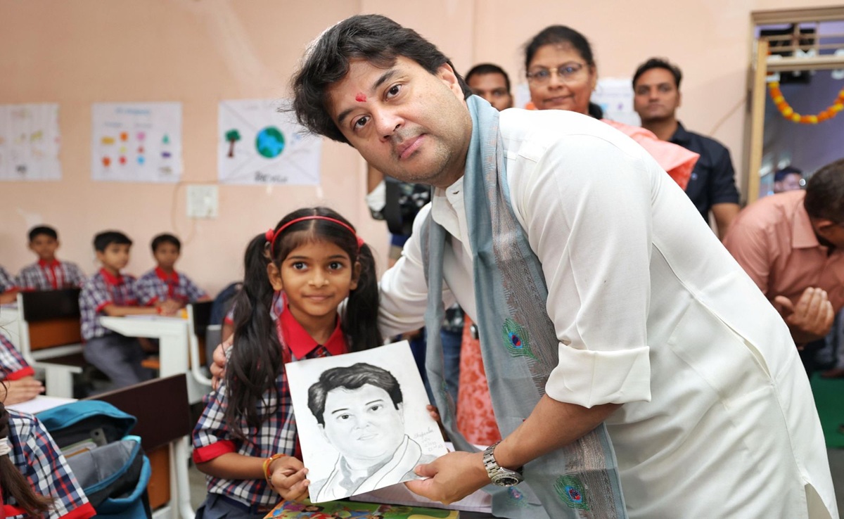 Jyotiraditya Scindia: सिंधिया ने दी एंबुलेंस की सौगात; स्कूली बच्चों से मुलाकात, बाढ़ प्रभावित को मदद