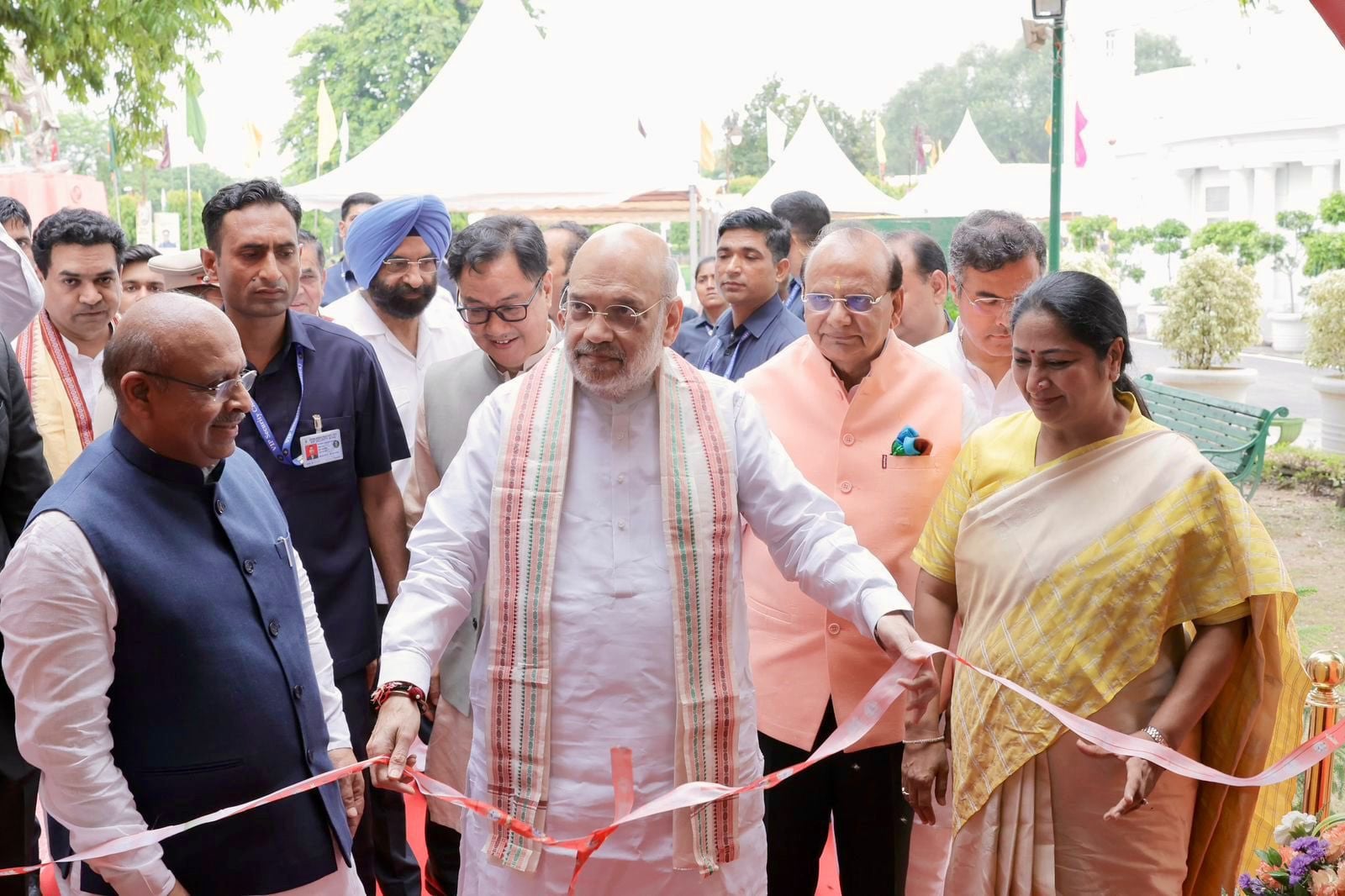 दिल्ली विधानसभा में आयोजित प्रदर्शनी का उद्घाटन करते केंद्रीय गृह मंत्री अमित शाह व अन्य. दिल्ली विधानसभा में आयोजित प्रदर्शनी का उद्घाटन करते केंद्रीय गृह मंत्री अमित शाह व अन्य.