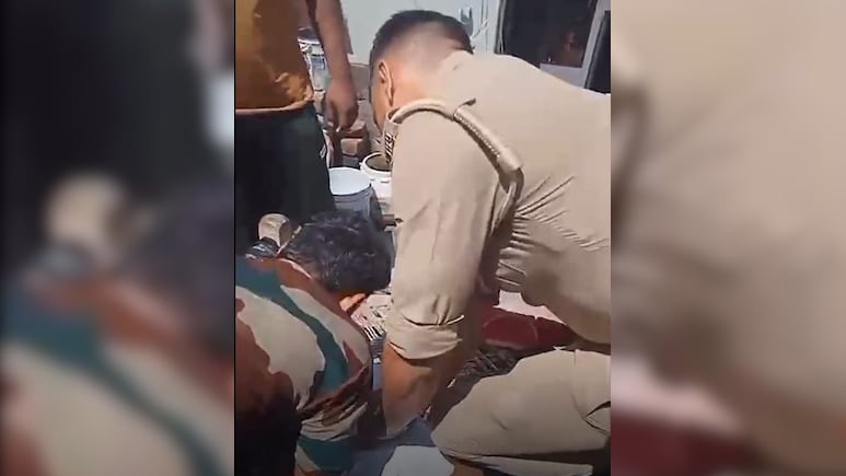 कुछ सेकेंड देर हो जाती तो... जान देने जा रहे युवक को दीवार तोड़कर UP पुलिस ने बचाया