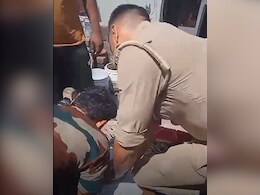 कुछ सेकेंड देर हो जाती तो... जान देने जा रहे युवक को दीवार तोड़कर UP पुलिस ने बचाया कुछ सेकेंड देर हो जाती तो... जान देने जा रहे युवक को दीवार तोड़कर UP पुलिस ने बचाया
