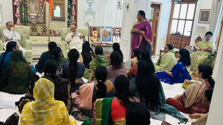 Sunetra Pawar : सुनेत्रा पवारांची RSS बैठकीत उपस्थिती, दिल्ली ते मुंबई एका फोटोने राजकारण तापले !