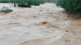 भारी बारिश से चांदना गांव टापू में तब्दील, सड़कों पर तेज बहाव से आवागमन ठप