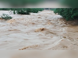 भारी बारिश से चांदना गांव टापू में तब्दील, सड़कों पर तेज बहाव से आवागमन ठप