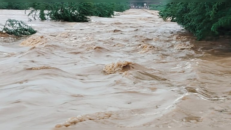 भारी बारिश से चांदना गांव टापू में तब्दील, सड़कों पर तेज बहाव से आवागमन ठप