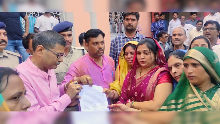 सिंधिया के गढ़ में राजनीतिक घमासान, नगर पालिका अध्यक्ष को हटाना चाहते हैं भाजपा के ही पार्षद सिंधिया के गढ़ में राजनीतिक घमासान, नगर पालिका अध्यक्ष को हटाना चाहते हैं भाजपा के ही पार्षद