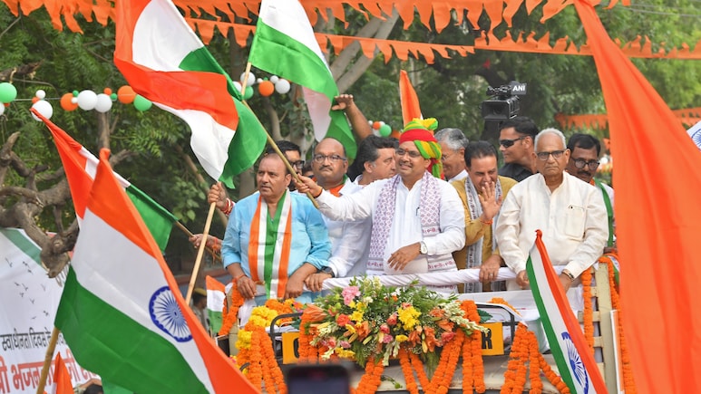 जोधपुर: तिरंगा यात्रा में शामिल हुए सीएम भजनलाल शर्मा, देशभक्ति के नारों से गूंज उठा शहर जोधपुर: तिरंगा यात्रा में शामिल हुए सीएम भजनलाल शर्मा, देशभक्ति के नारों से गूंज उठा शहर
