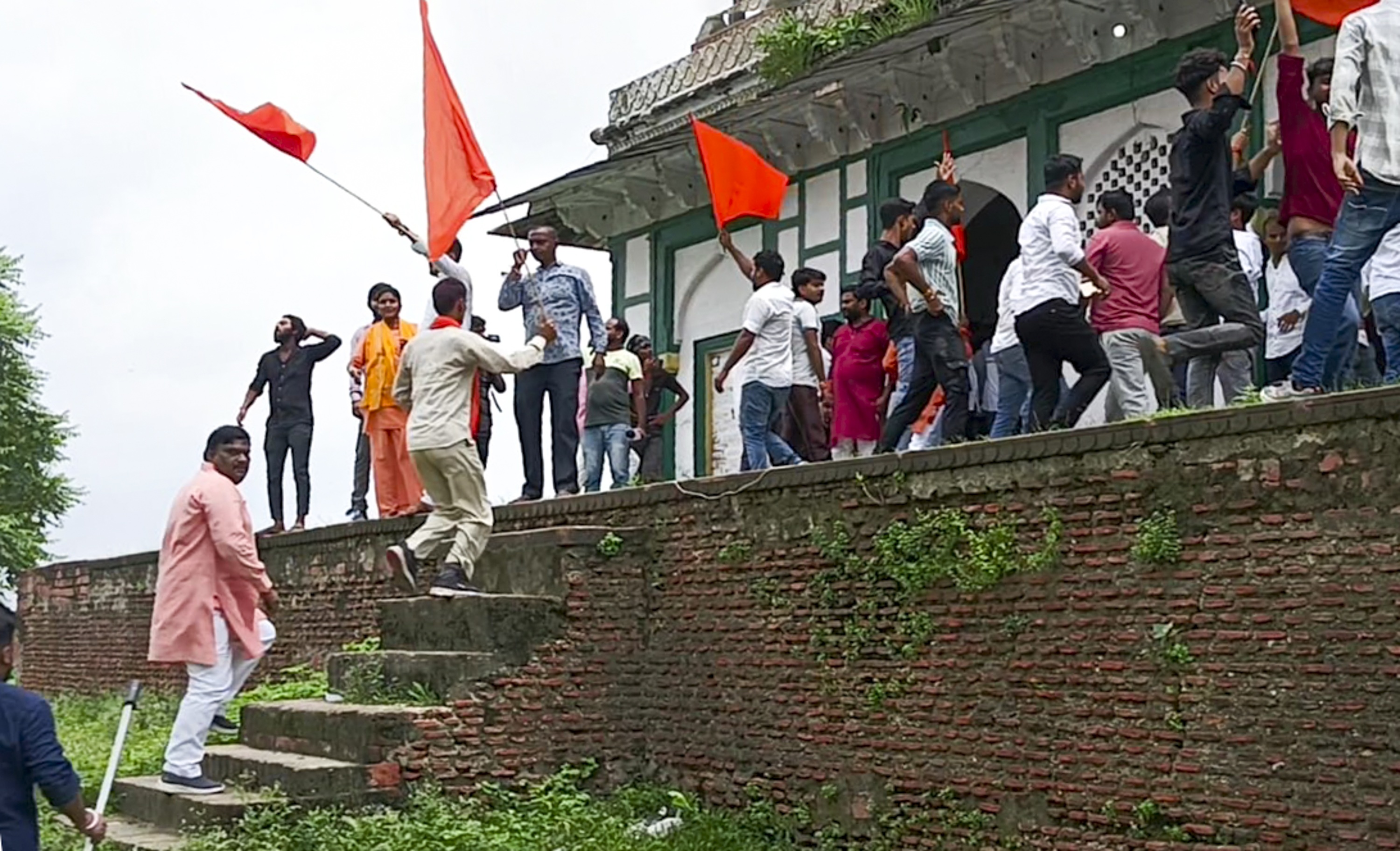 संभल के बाद UP के एक और जिले में क्यों फैला तनाव? फतेहपुर मकबरे का विवाद समझिए