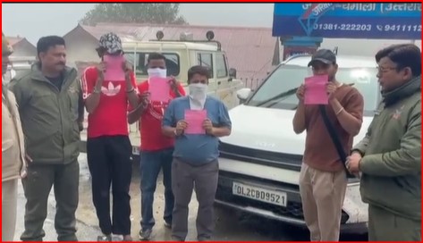 उत्तराखंड में स्टंटबाजों की खैर नहीं! बद्रीनाथ पुलिस ने पकड़ा, चालान काटा और दे डाली ये वॉर्निंग