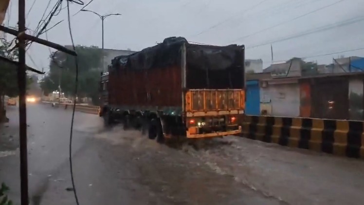 LIVE:  3 घंटे की बारिश से पानी-पानी गुरुग्राम, सड़कों में फंसे वाहन, दिल्ली-नोएडा में भी भारी बरसात