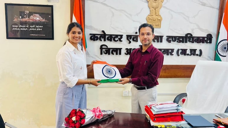 अब माउंट एलब्रुस को फतह करेगी MP की मुस्कान रघुवंशी, तिरंगा भेंट कर अशोकनगर कलेक्टर ने किया रवाना अब माउंट एलब्रुस को फतह करेगी MP की मुस्कान रघुवंशी, तिरंगा भेंट कर अशोकनगर कलेक्टर ने किया रवाना