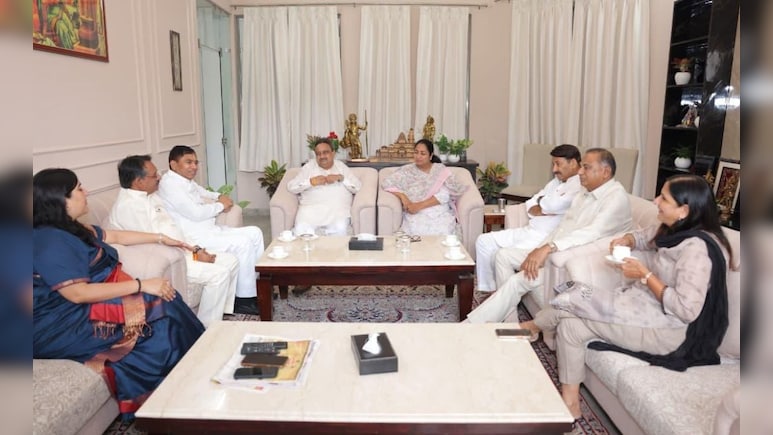 हमले के बाद दिल्ली CM रेखा गुप्ता की पहली तस्वीर आई सामने, BJP सांसदों से की मुलाकात