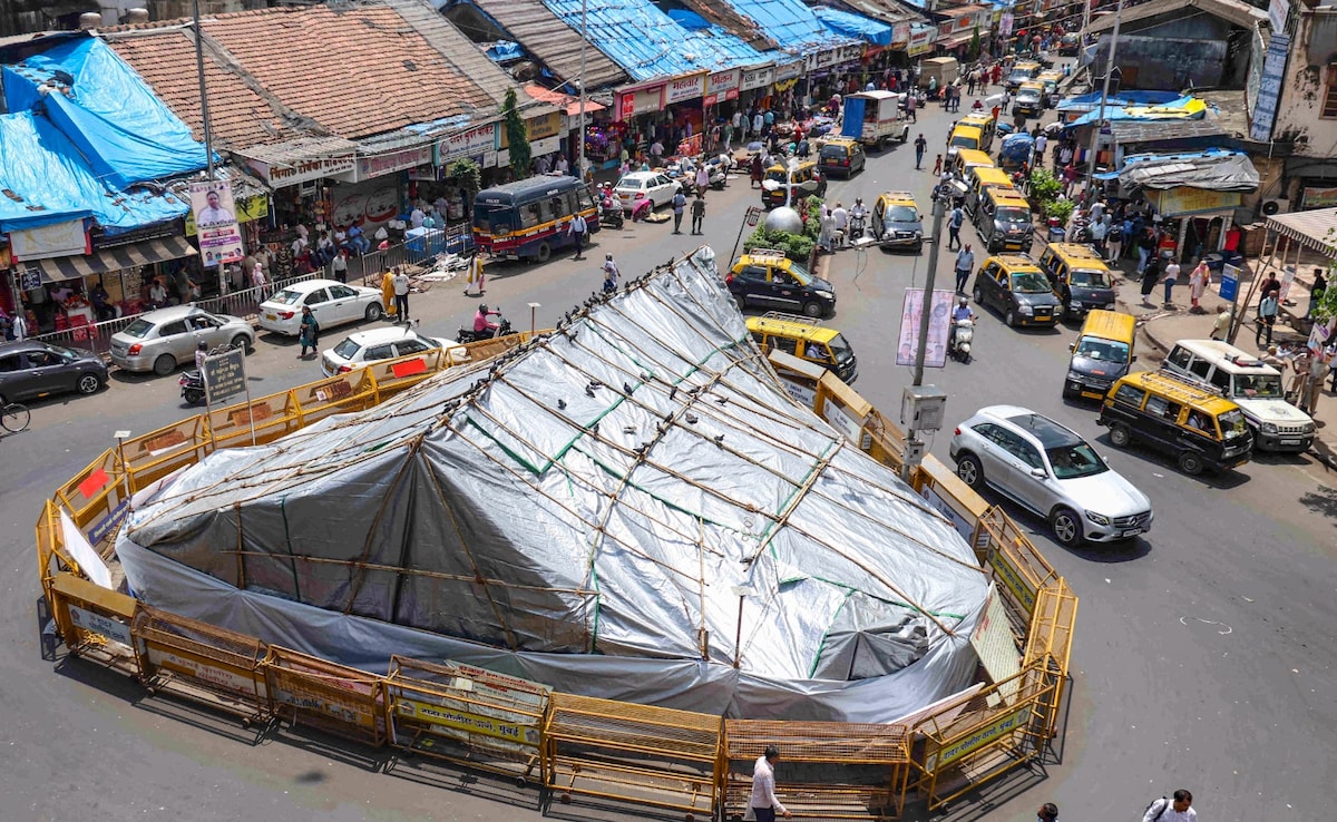 BMC covered several pigeon feeding spots with tarpaulin sheets BMC covered several pigeon feeding spots with tarpaulin sheets