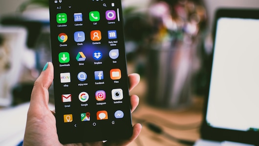 Best Features, आकर्षक लुक, बेहतरीन Performance का कॉम्बो है ये दमदार स्मार्टफोन, आपकी जेब पर नहीं पड़ेगा भारी