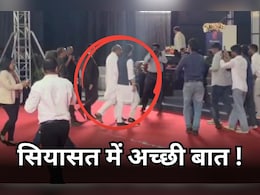 दिग्गी राजा सामने थे..सिंधिया उठे, हाथ पकड़े और ले आए मंच पर...दो सौ सालों की 'अदावत' याद आई दिग्गी राजा सामने थे..सिंधिया उठे, हाथ पकड़े और ले आए मंच पर...दो सौ सालों की 'अदावत' याद आई