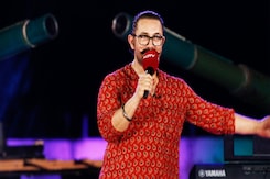 Aamir Khan Sings Along With A Soldier As They Entertain The Crowd | Jai Jawan With Aamir Khan Aamir Khan Sings Along With A Soldier As They Entertain The Crowd | Jai Jawan With Aamir Khan
