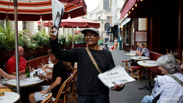 France's Last Newspaper Hawker To Receive Nation's Top Honour From President Macron France's Last Newspaper Hawker To Receive Nation's Top Honour From President Macron