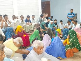 डिलीवरी के बाद चढ़ाया ब्लड बना मौत की वजह? दौसा में अस्पताल के बाहर शव रख प्रदर्शन कर रहे परिजन डिलीवरी के बाद चढ़ाया ब्लड बना मौत की वजह? दौसा में अस्पताल के बाहर शव रख प्रदर्शन कर रहे परिजन