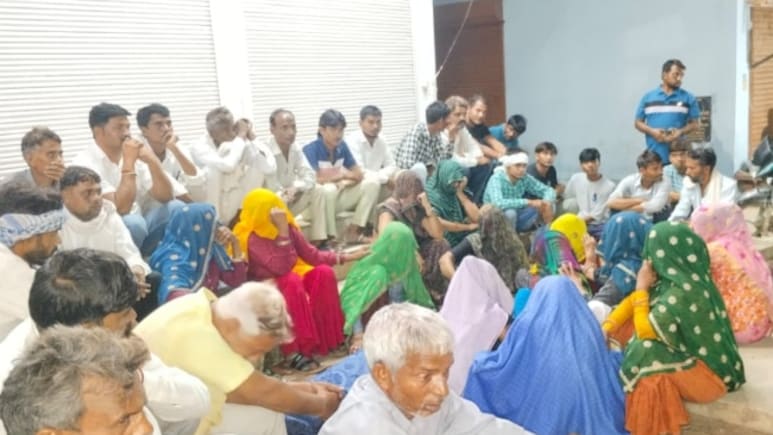 डिलीवरी के बाद चढ़ाया ब्लड बना मौत की वजह? दौसा में अस्पताल के बाहर शव रख प्रदर्शन कर रहे परिजन डिलीवरी के बाद चढ़ाया ब्लड बना मौत की वजह? दौसा में अस्पताल के बाहर शव रख प्रदर्शन कर रहे परिजन