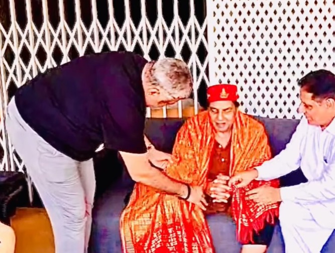 धर्मेंद्र ने टोपी और शॉल पहनकर दिया प्यार और भाईचारे का संदेश, बोले– हर मजहब, हर कौम...
