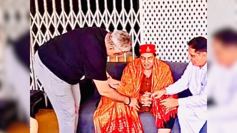 धर्मेंद्र ने टोपी और शॉल पहनकर दिया प्यार और भाईचारे का संदेश, बोले– हर मजहब, हर कौम...