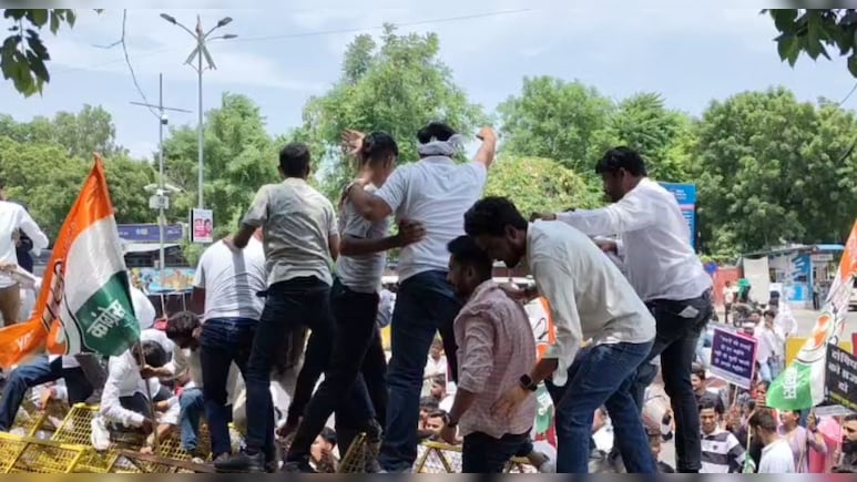 युवा कांग्रेस ने हंगामा, पुल‍िस से झड़प; कलक्‍ट्रेट पर‍िसर छावनी में तब्‍दील