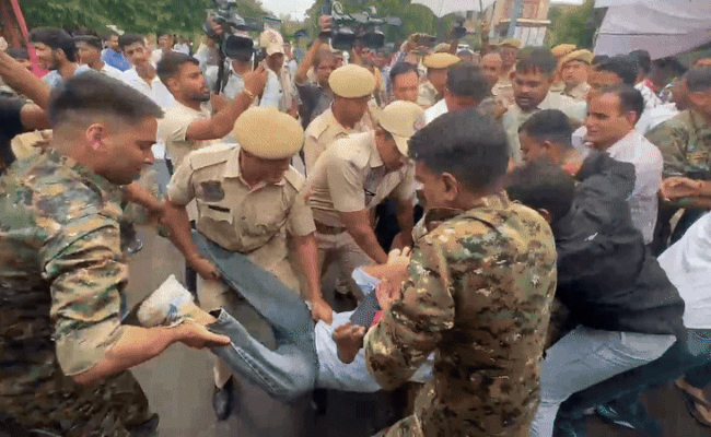 Rajasthan : 4 दिनों से अनशन पर बैठे शुभम रेवाड़, पुलिस ने भूख हड़ताल तुड़वाने की कोशिश की तो हुआ हंगामा