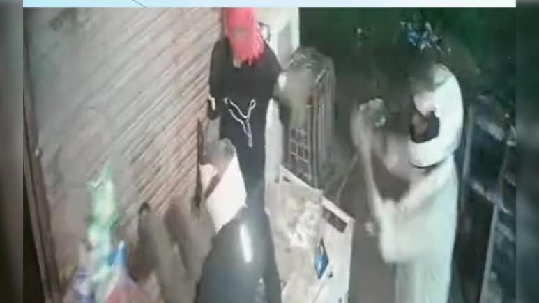 दुकानदार पर बदमाशों ने बोला लाठी, कुल्हाड़ी और अवैध कट्टे से हमला, SP से शिकायत कर कार्रवाई की मांग दुकानदार पर बदमाशों ने बोला लाठी, कुल्हाड़ी और अवैध कट्टे से हमला, SP से शिकायत कर कार्रवाई की मांग