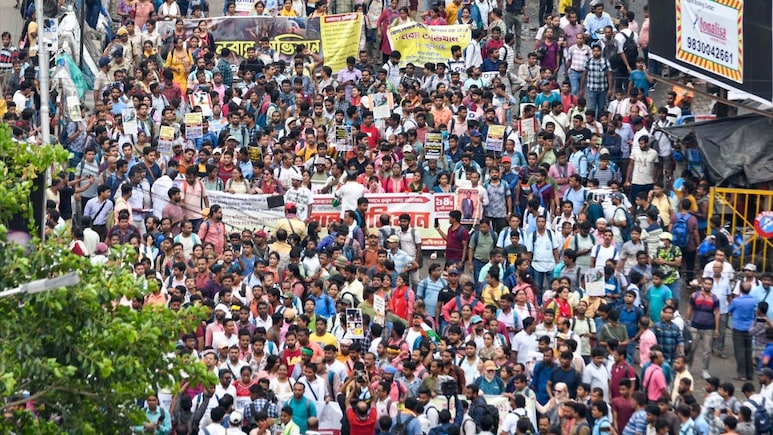 जिस SSC को लेकर प्रोटेस्ट कर रहे हैं युवा, उसमें नौकरी लगने पर कितनी मिलती है सैलरी?