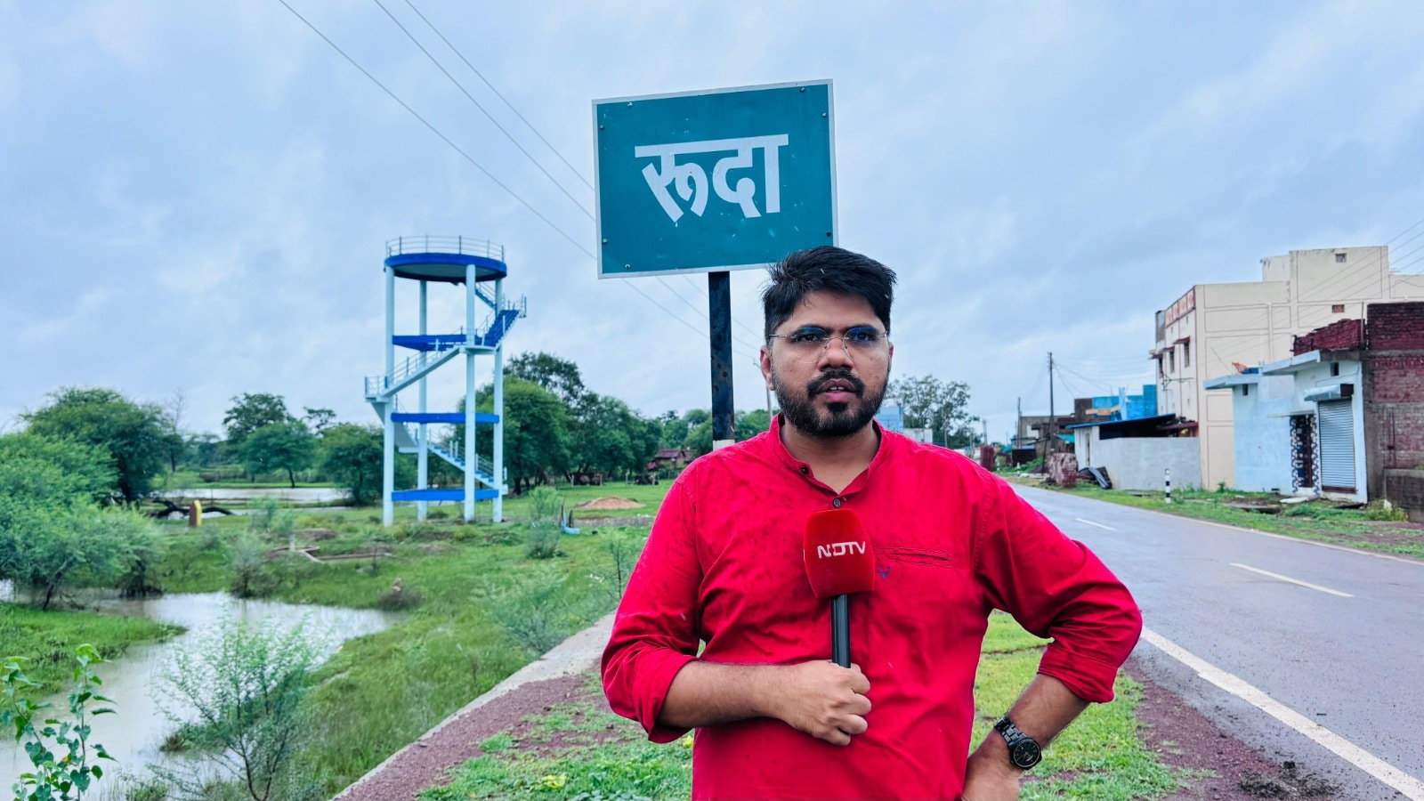 दुर्ग के रुदा गांव में बना ये पानी का टंकी अब सेल्फी प्वाइंट बन गया है. यहां खड़ा स्ट्रक्चर दो सालों टंकी का इंतजार कर रहा है. दुर्ग के रुदा गांव में बना ये पानी का टंकी अब सेल्फी प्वाइंट बन गया है. यहां खड़ा स्ट्रक्चर दो सालों टंकी का इंतजार कर रहा है.