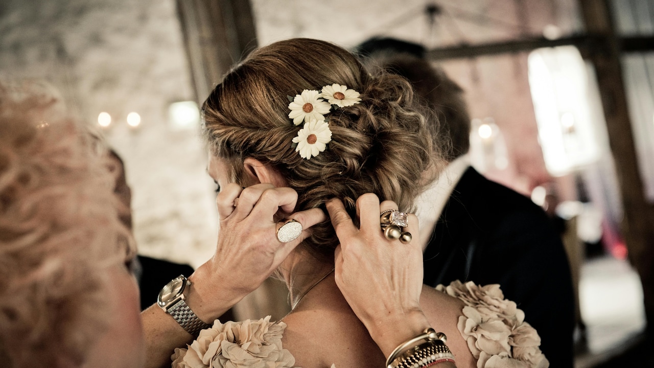 Get top hair accessories for women to express style
